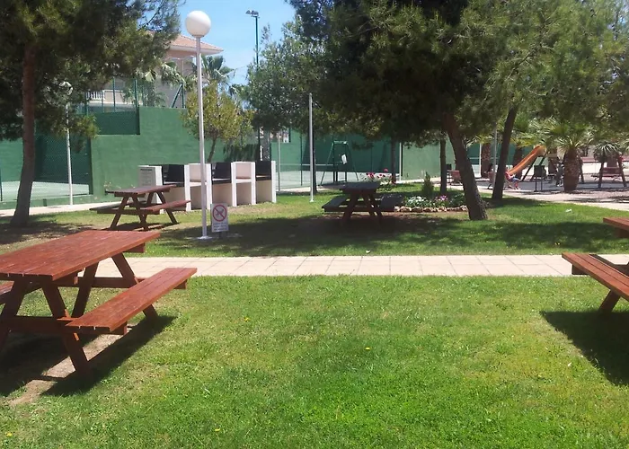 Bajo con jardin WIFI junto al mar