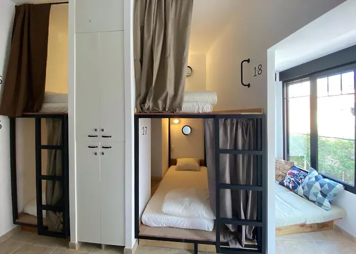 Hostel Numero Trece - Private Capsule Deds - Albergue Juvenil - Free Towels, Coffee & Tea, Remote Check-In (Adults Only)