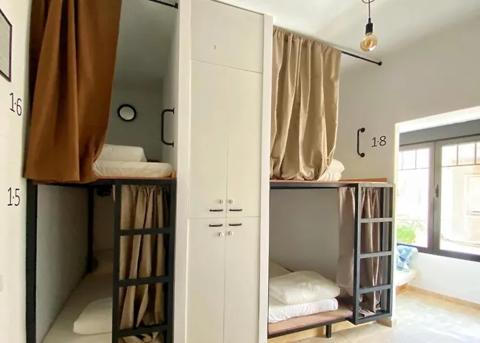 Hostel Numero Trece - Private Capsule Deds - Albergue Juvenil - Free Towels, Coffee & Tea, Remote Check-In (Adults Only)